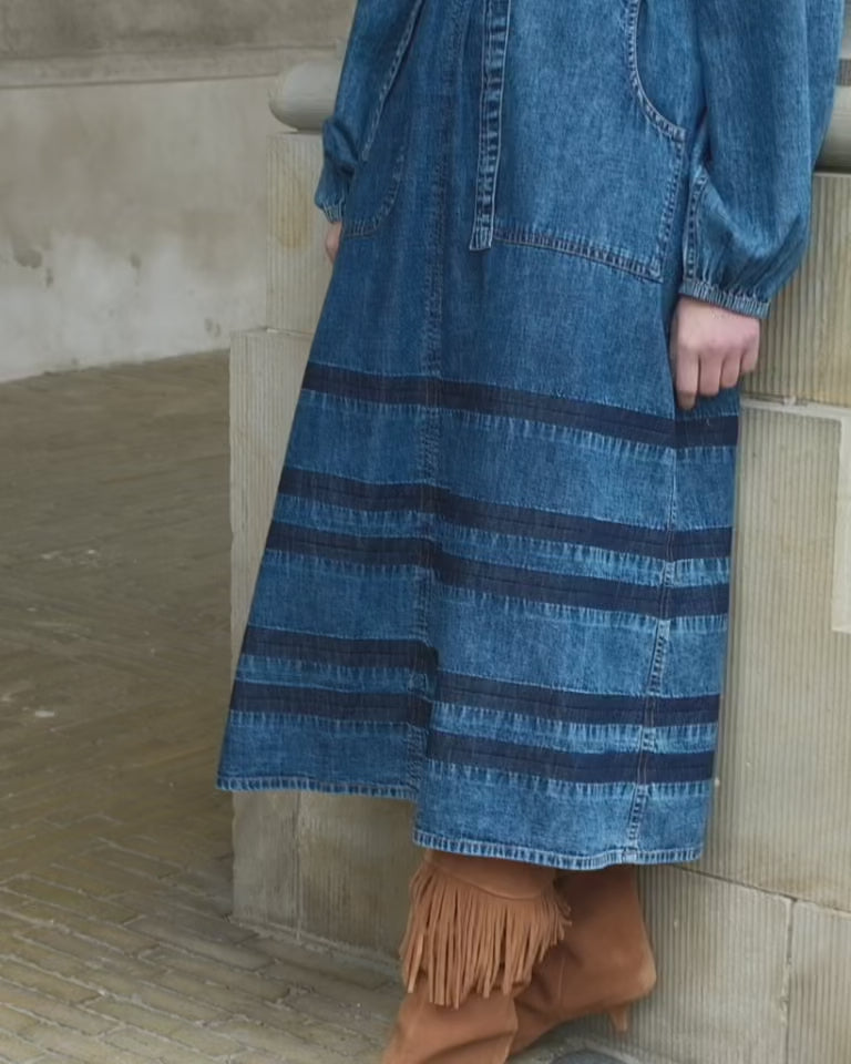 Video featuring the season’s new arrivals: denim dresses, transitional jackets, brown tones, knitwear, corduroy, floral skirts, red pops of colour, stylish jackets in waterproof fabric, knitted vests and soft teddy vests with sweet motifs of a dog in a bicycle basket.